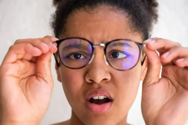 Pessoa com estrabismo, condição em que os olhos apontam para direções diferentes